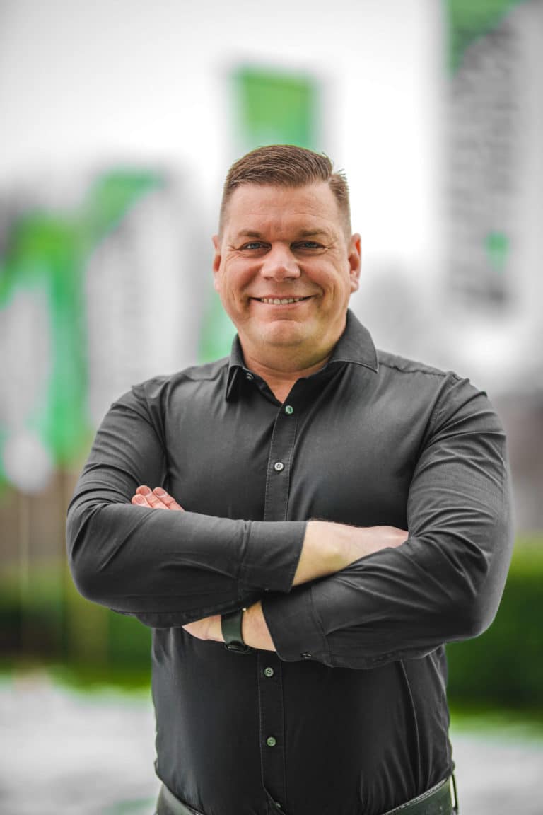 Vorarbeiter von Sitron lächelnd mit verschränkten Armen.